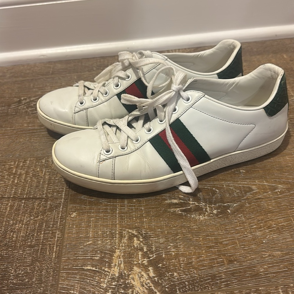 Gucci White Sneakers with Red and Green Accents - Picture 2 of 5